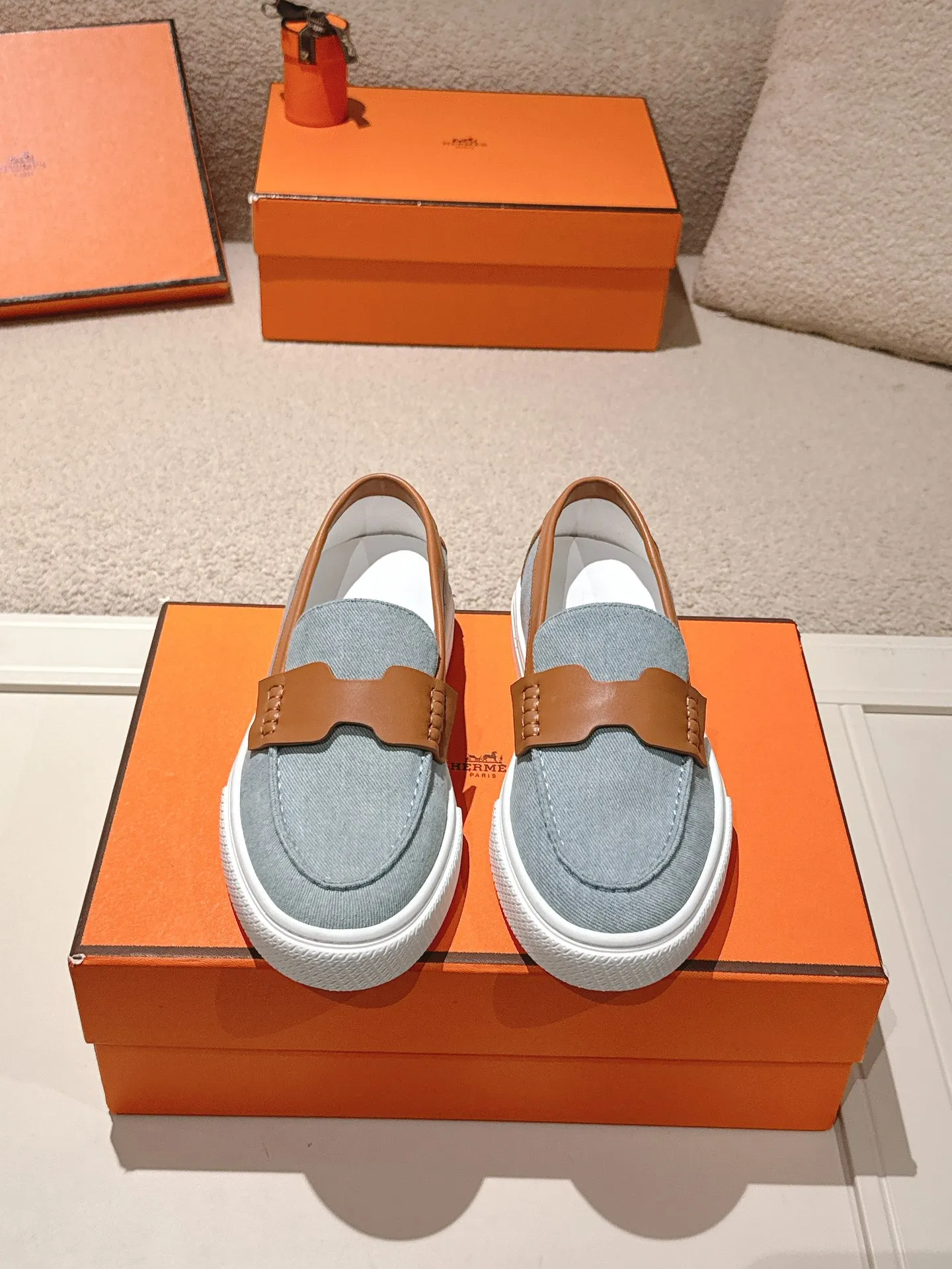 Men's men's shoes P620! Hermes# Thick Sole Couple Loafers These lace-up free sneakers in calfskin and washed denim feature signature "H" details. The design is simple and smooth, creating a fashionable urban look. It is comfortable and versatile. H family classics are not outdated, and the delivery counter is beautifully packaged🛍📦 Fabric: Original customized washed denim/first-layer cowhide Lining: Imported soft sheepskin Sole: Original open-molded anti-slip TPU material Size: 35-45